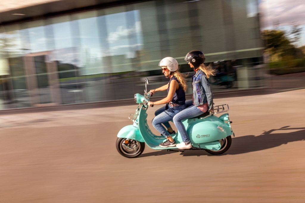 T3 1000W Three Wheel Electric Scooter 48V 20Ah Electric Three-Wheeler with Seat Electric Scooter with 43.5 Miles Max Range and 25mph Max Speed T3 1000W Three Wheel Electric Scooter 48V 20Ah Electric Three-Wheeler with Seat Electric Scooter with 43.5 Miles Max Range and 25mph Max Speed